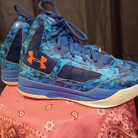 Under Armour basketball shoes - Picture 2 of 5